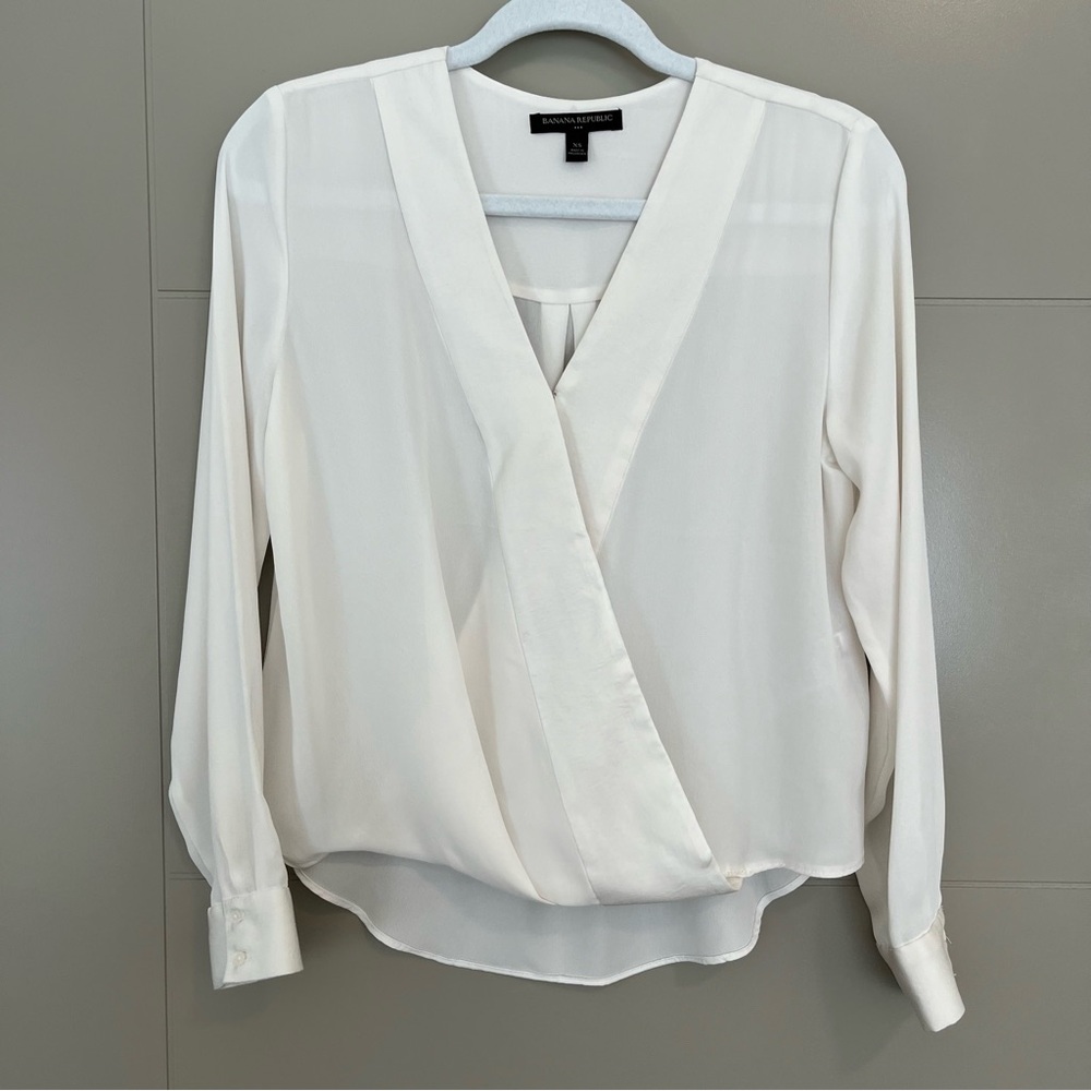 Banana Republic White Satin Wrap Blouse Size XS (LIKE NEW)